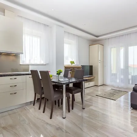 Luxury With Pool 2 Apartman *