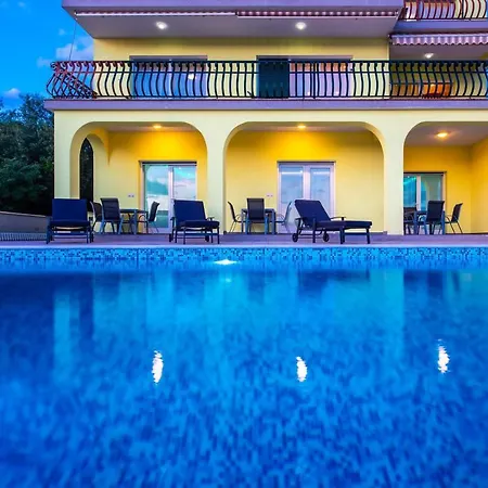 Luxury With Pool 2 *