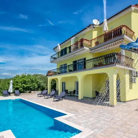 Luxury With Pool 2 شقة