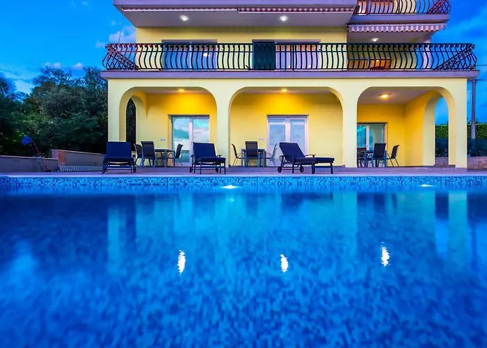 Luxury With Pool 2 *